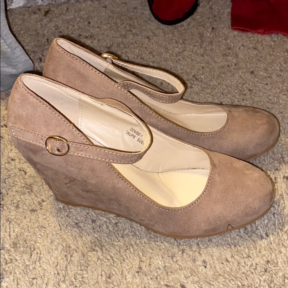 NWOT Taupe Wedges